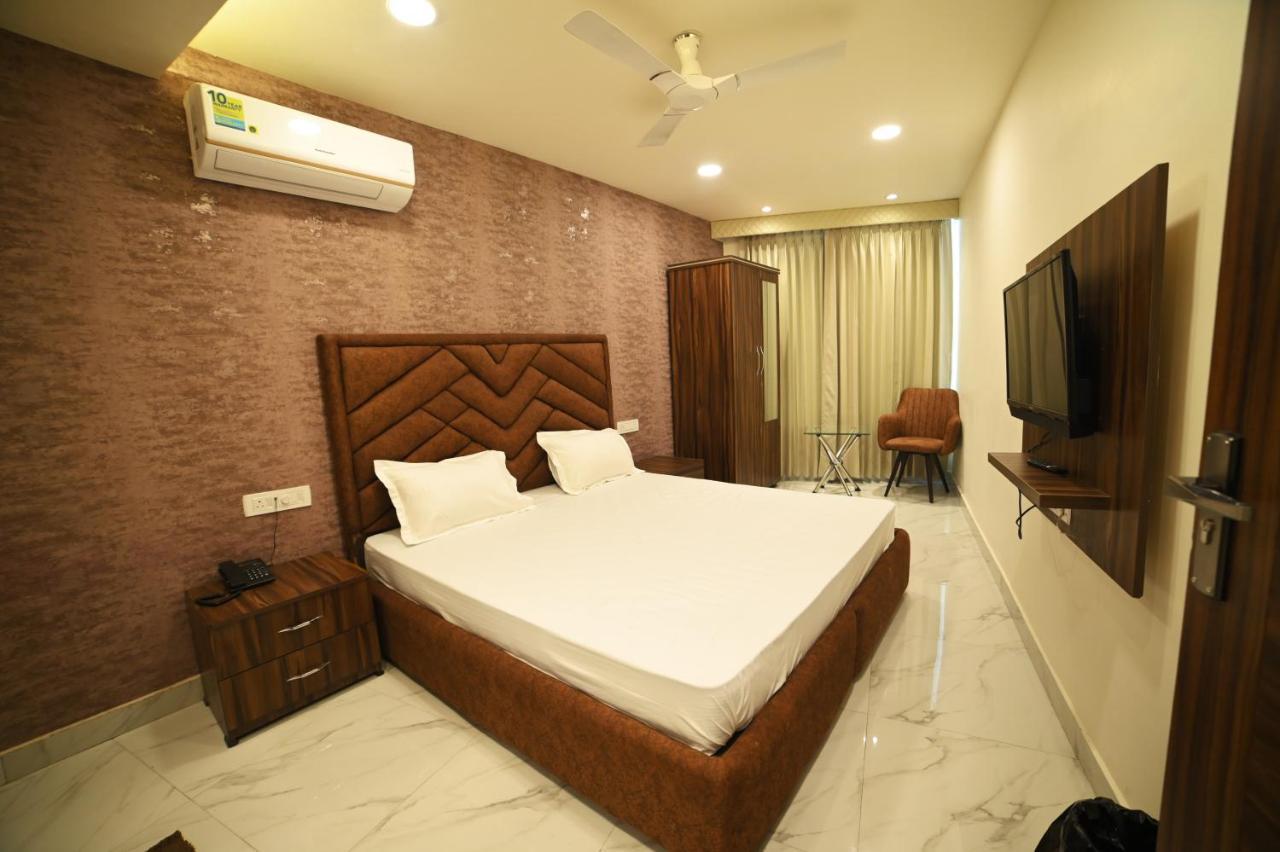 Ovel Hotel Ludhiana Bagian luar foto